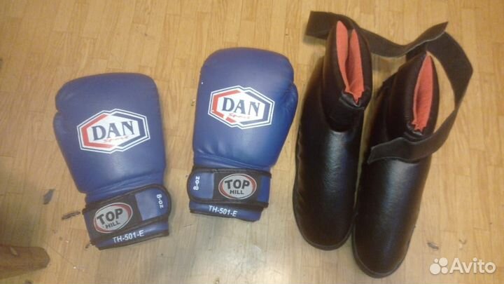 Боксерские перчатки детские и защита для ступней