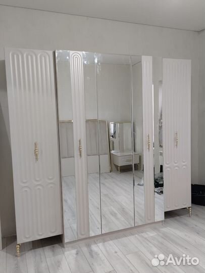 Спальный гарнитур белый