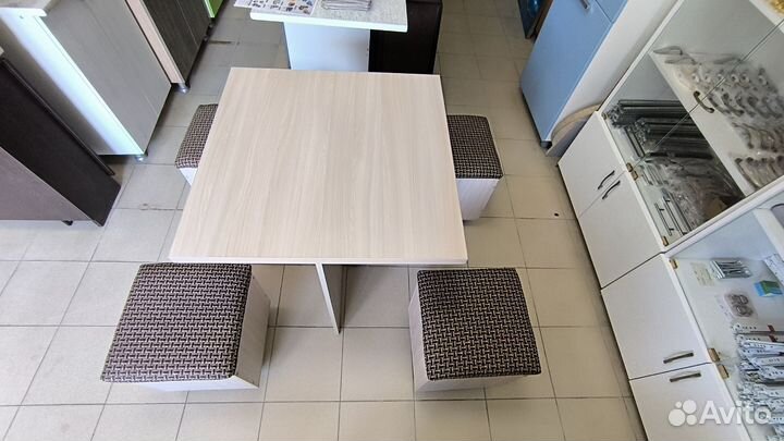 Стол и пуфики