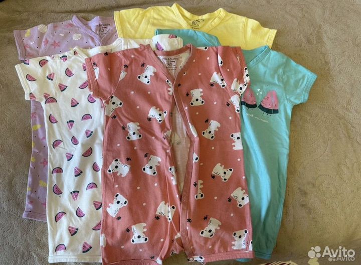 Костюмы для девочки новые и песочники