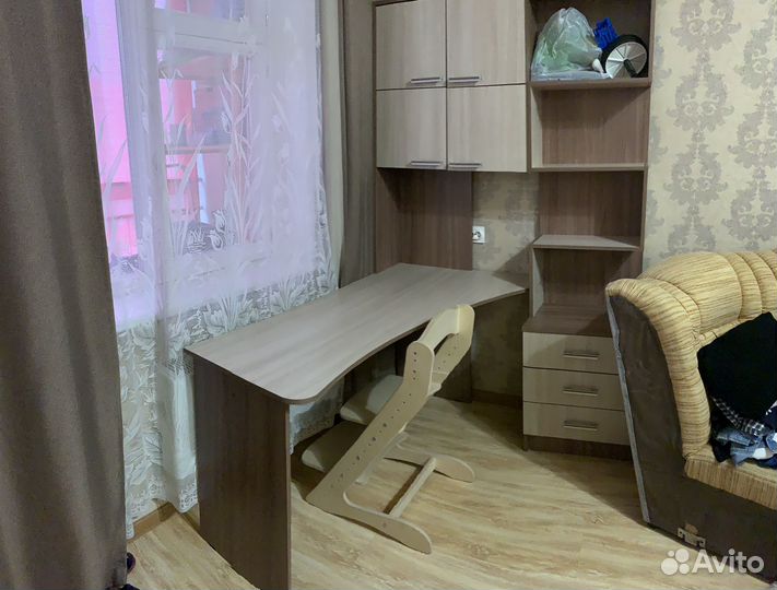 Школьная мебель (стол+шкаф)