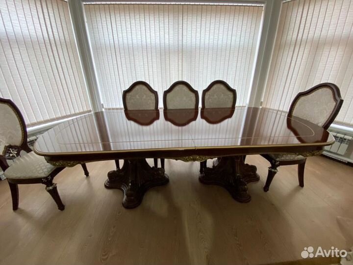 Стол и стулья