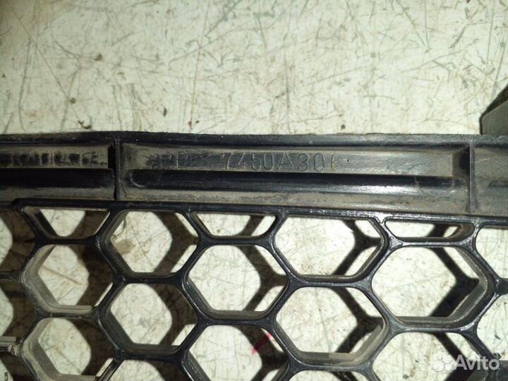 Решетка радиатора передняя правая Mitsubishi