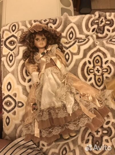 Кукла фарфоровая
