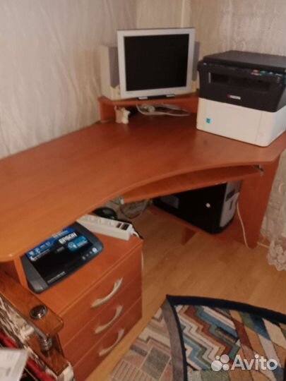 Компьютерный стол с выдвижной тумбой б/у