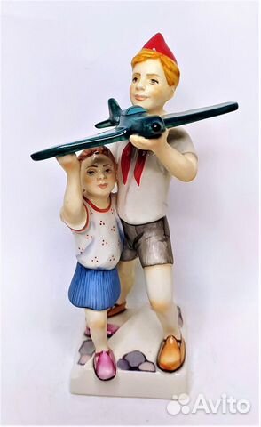 Фарфоровая статуэтка: " Дети с моделью самолёта "
