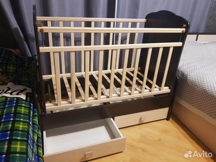 Детская кроватка с маятником