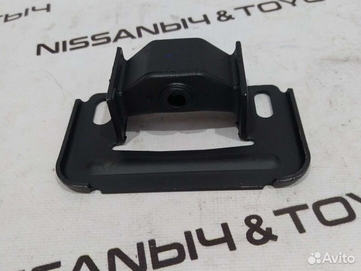 Опора кулисы кпп на Nissan Almera B10