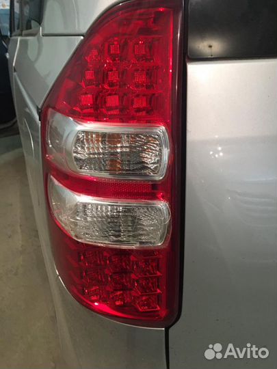 Задний левый фонарьToyota Noah ZR70