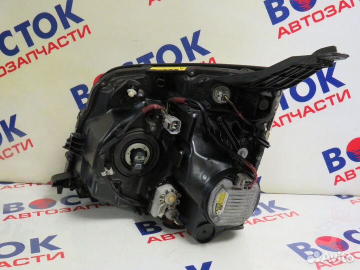 Фара Право toyota voxy ZRR70W