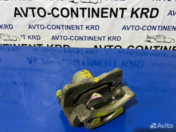 Суппорт передний правый Toyota Belta SCP92 2SZ