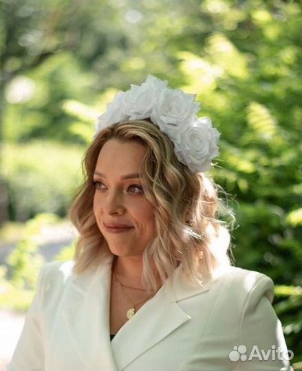 Ободок с цветами белый