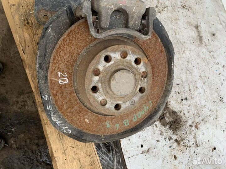 Кулак задний левый Skoda Superb 2