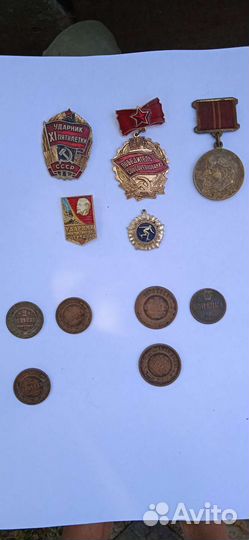 Продам монеты, значки