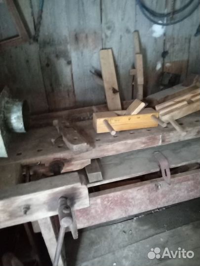 Тиски дедовские и деревянный верстак
