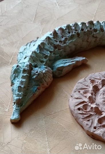 Декор в виде глиняной рыбы и солнца