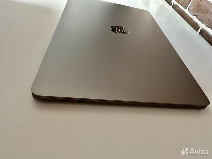 Macbook pro 13 2017 (space gray) touch bar