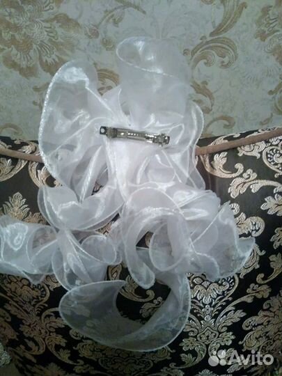 Белый бант с заколкой