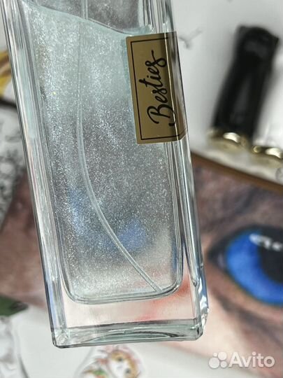 Набор косметики и духов в косметичке милой