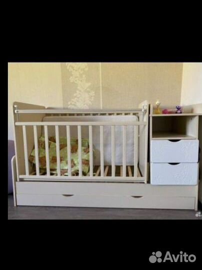 Детская кроватка с маятником и комодом