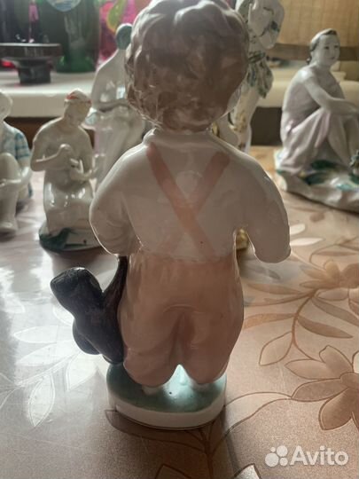 Статуэтка « Мальчик с мишкой» лфз