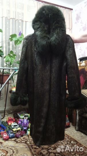 Отличная нутриевая шубка с капюшоном