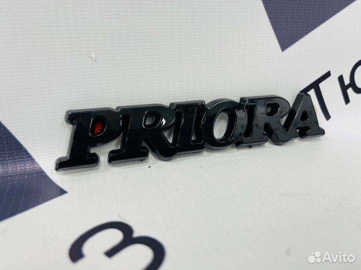 Шильдик “priora” черный лак на багажник