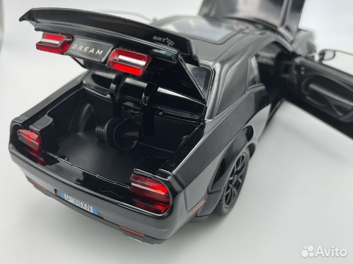 Модель автомобиля Dodge Challenger Hellcat 1:24