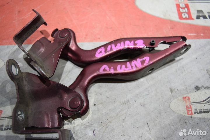 Петля капота c Toyota Isis ZNM10G 1ZZ-FE