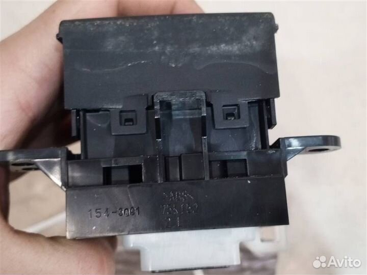 Кнопка фиксатора стояночного тормоза Toyota Camry