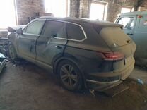 Volkswagen Touareg 3.0 AT, 2018, битый, 40 000 км, с пробегом, цена 1 950 000 руб.