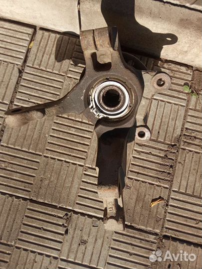 Правый поворотный кулак Renault logan 1