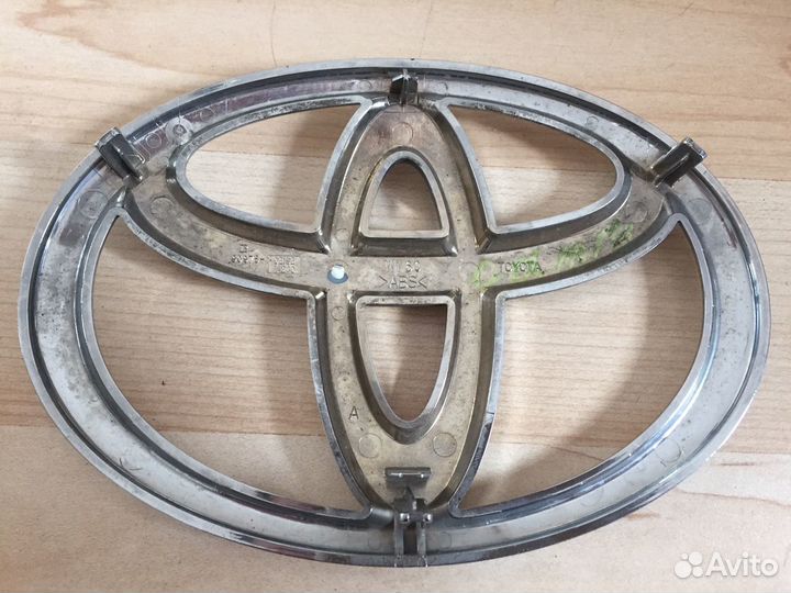 Эмблема Toyota Camry V50 с 2011 V70