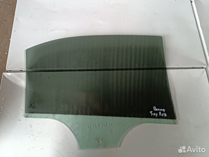 Стекло задней левой двери Skoda Rapid