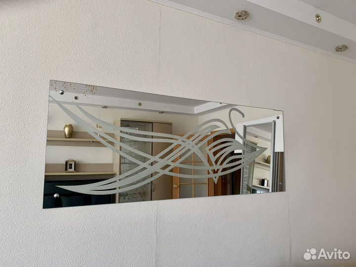 Зеркало с декоративным рисунком