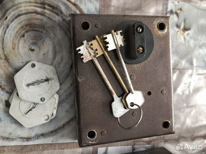 Замок дверной