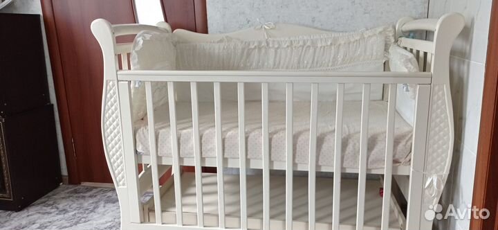 Детская кроватка с ящиком и матрасом