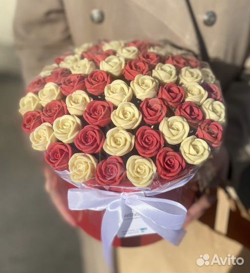 Шоколадные розы в шляпной коробке подарок цветы