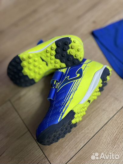 Для футбольной секции форма и кроссовки