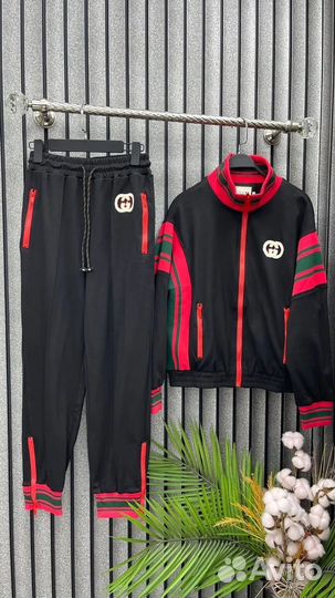 Женский спортивный костюм