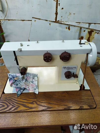 Швейная машина Чайка 143
