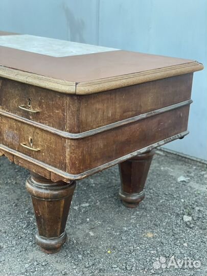 Старинный письменный стол