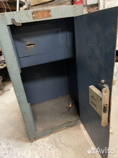 Сейф металлический