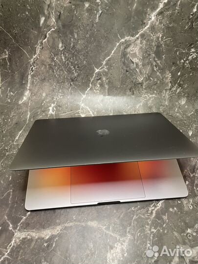 Apple MacBook pro 15 2017 i7 16/256