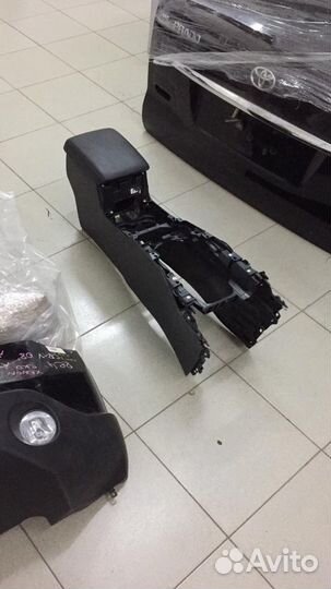 Подлокотник Мазда (консоль кожа)