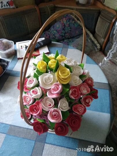 Корзина с цветами из мастики либо шоколада