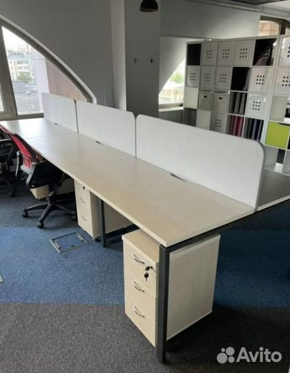 Столы офисные белые с перегородками (бенч-системы)