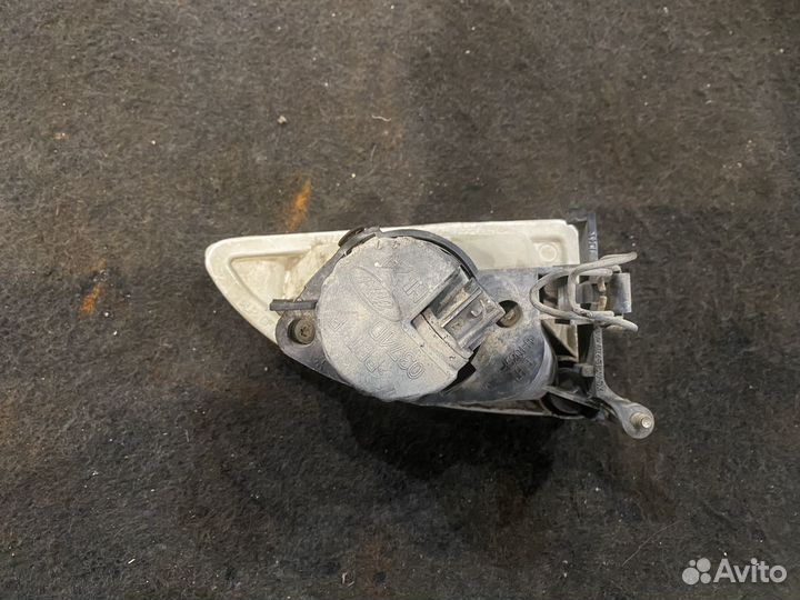 Левая противотуманка Ford Focus 1