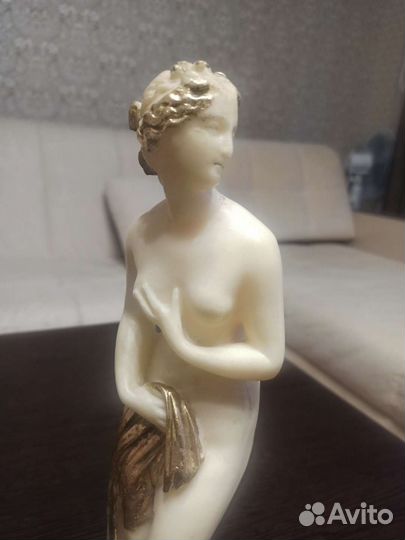 Старинная статуэтка