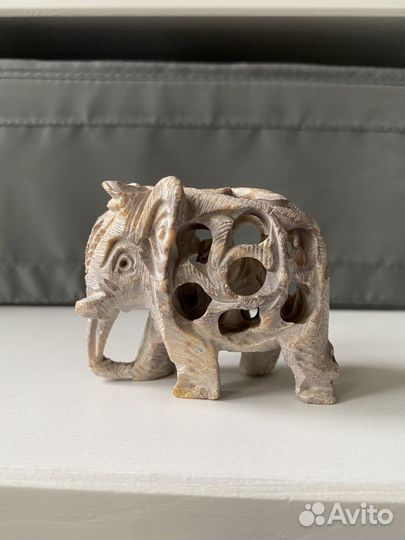 Каменный слон ручной работы, Индия